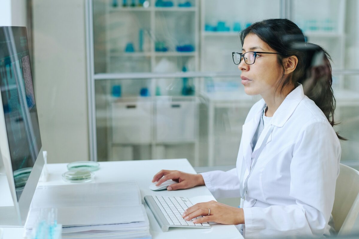 A female lab technician searches for vendors on her computer.